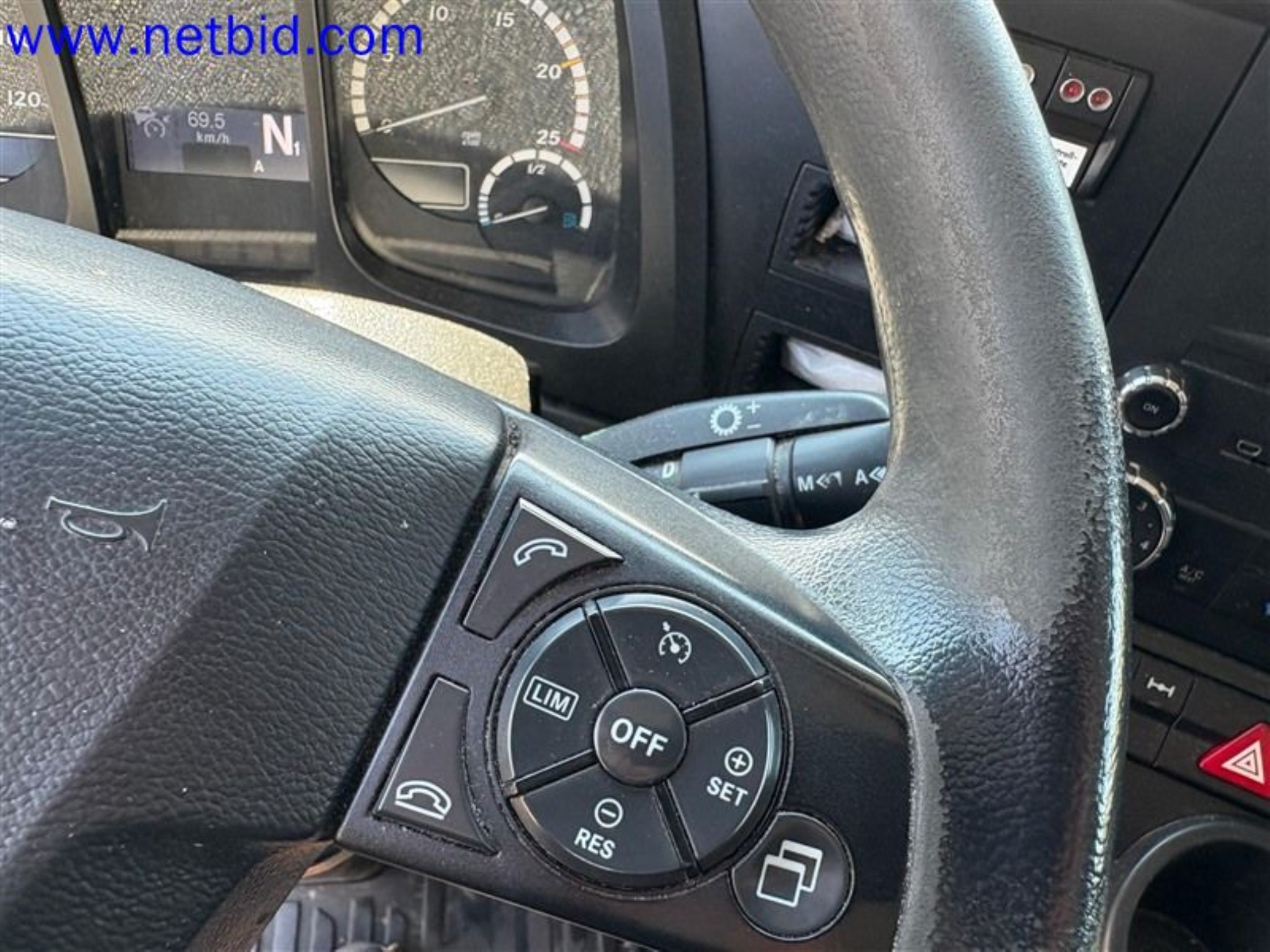 Ciężarówki, przyczepy tandemowe, samochody i sprzęt biurowy-33