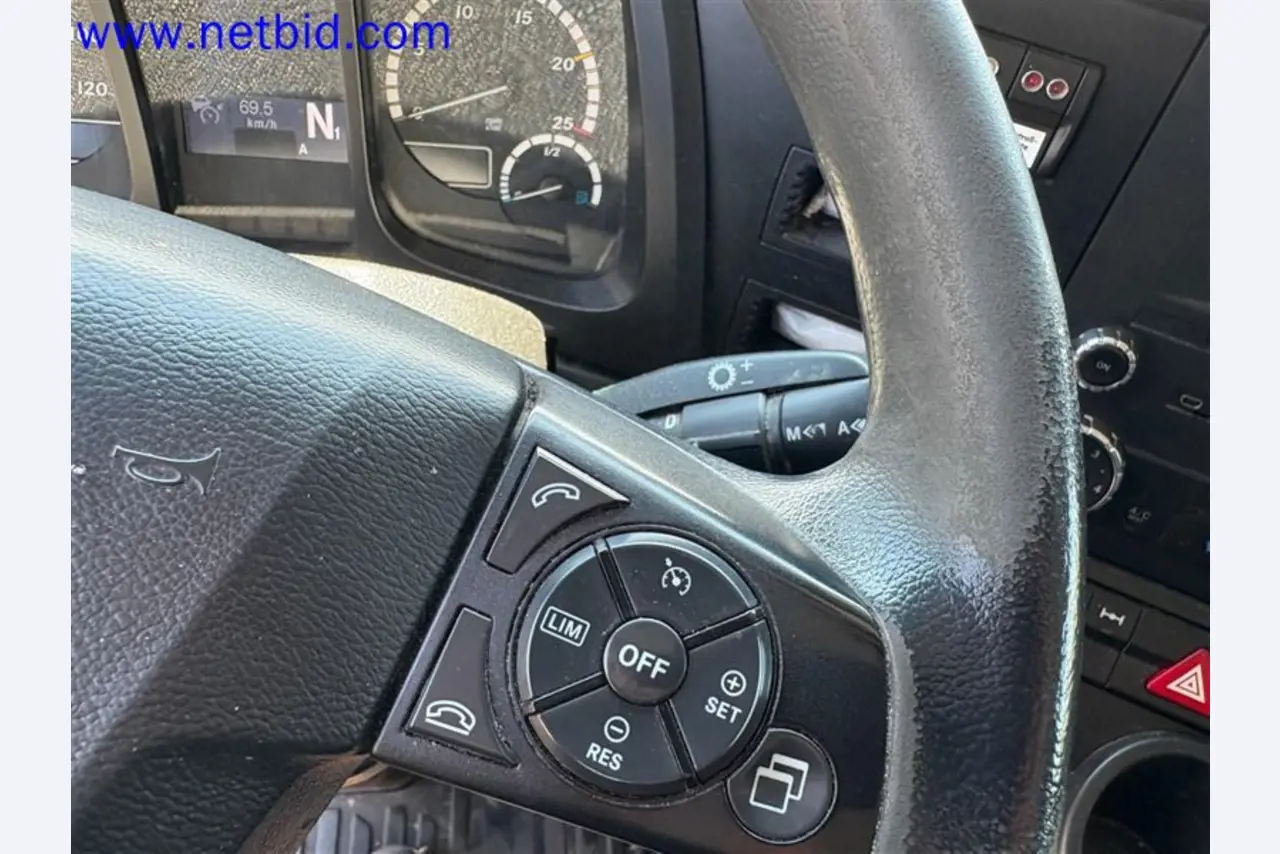 Camions, remorques tandem, voitures et équipement de bureau-33