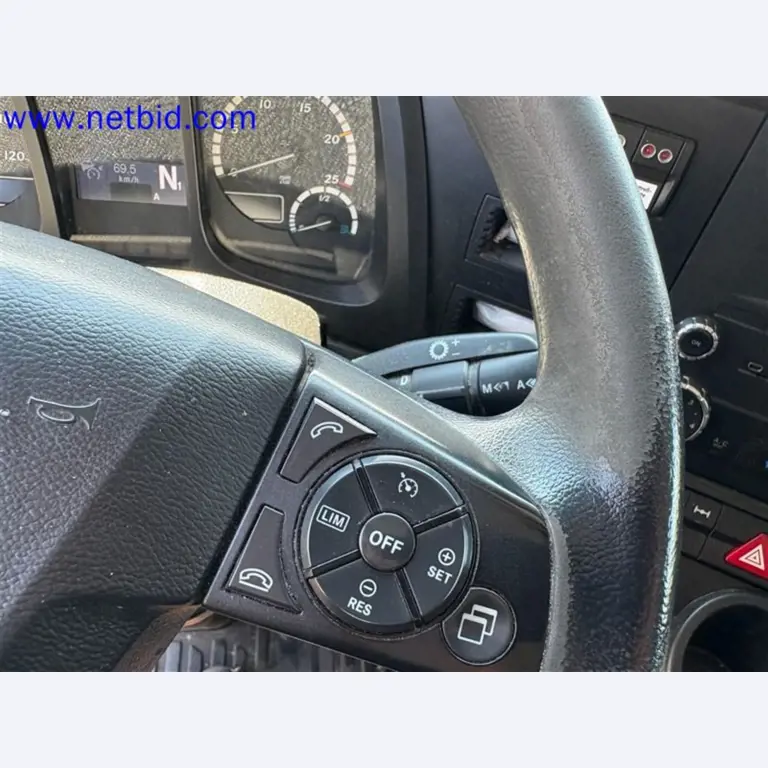 Camions, remorques tandem, voitures et équipement de bureau-33