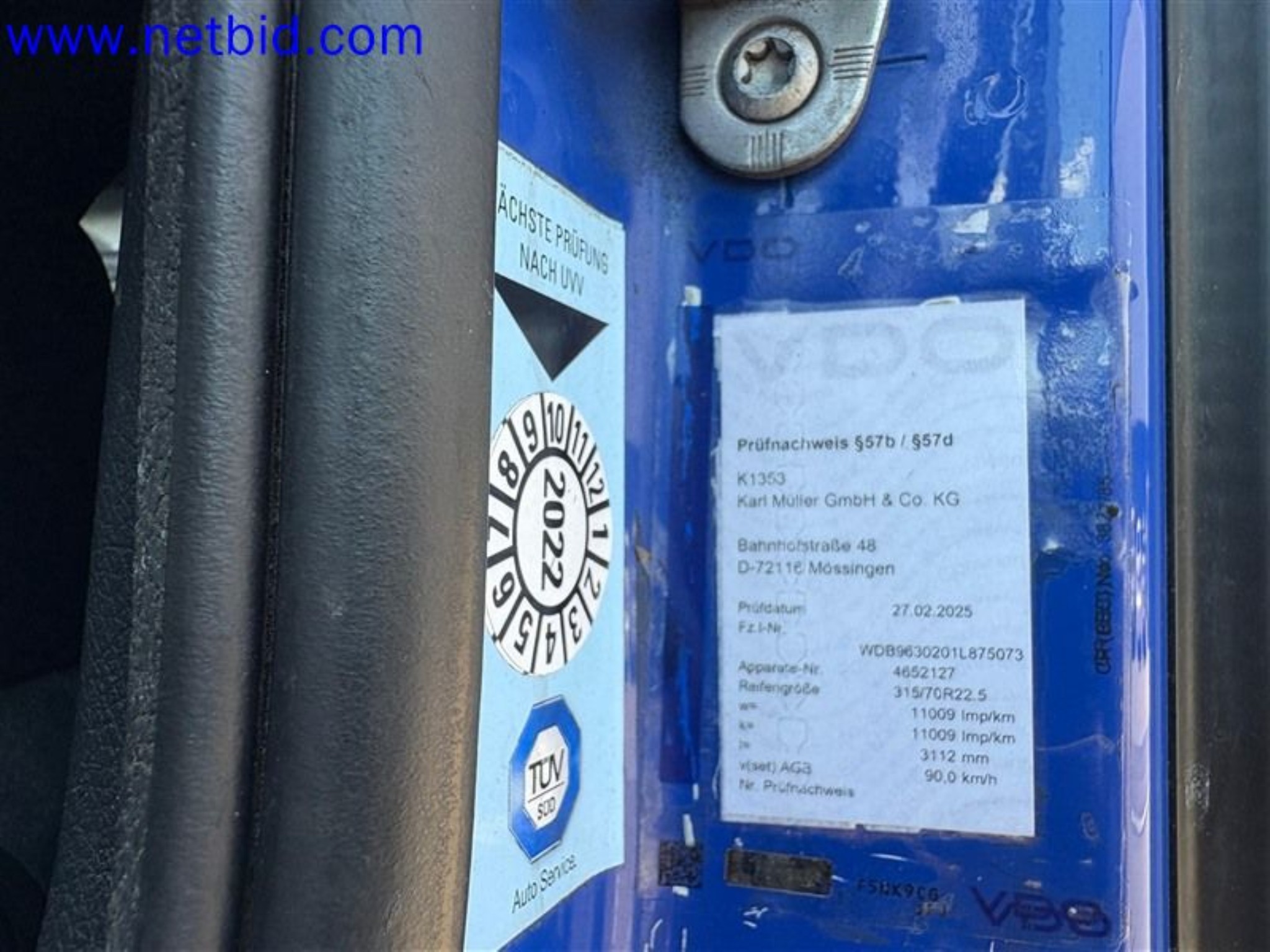 Ciężarówki, przyczepy tandemowe, samochody i sprzęt biurowy-3