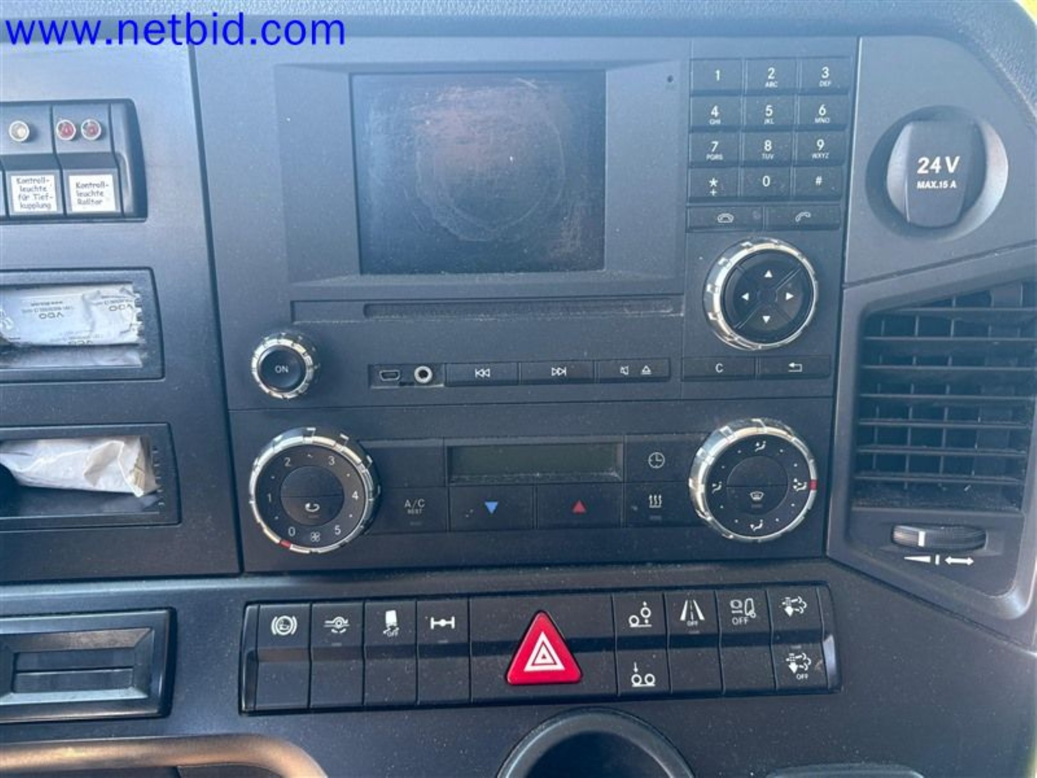 Ciężarówki, przyczepy tandemowe, samochody i sprzęt biurowy-4