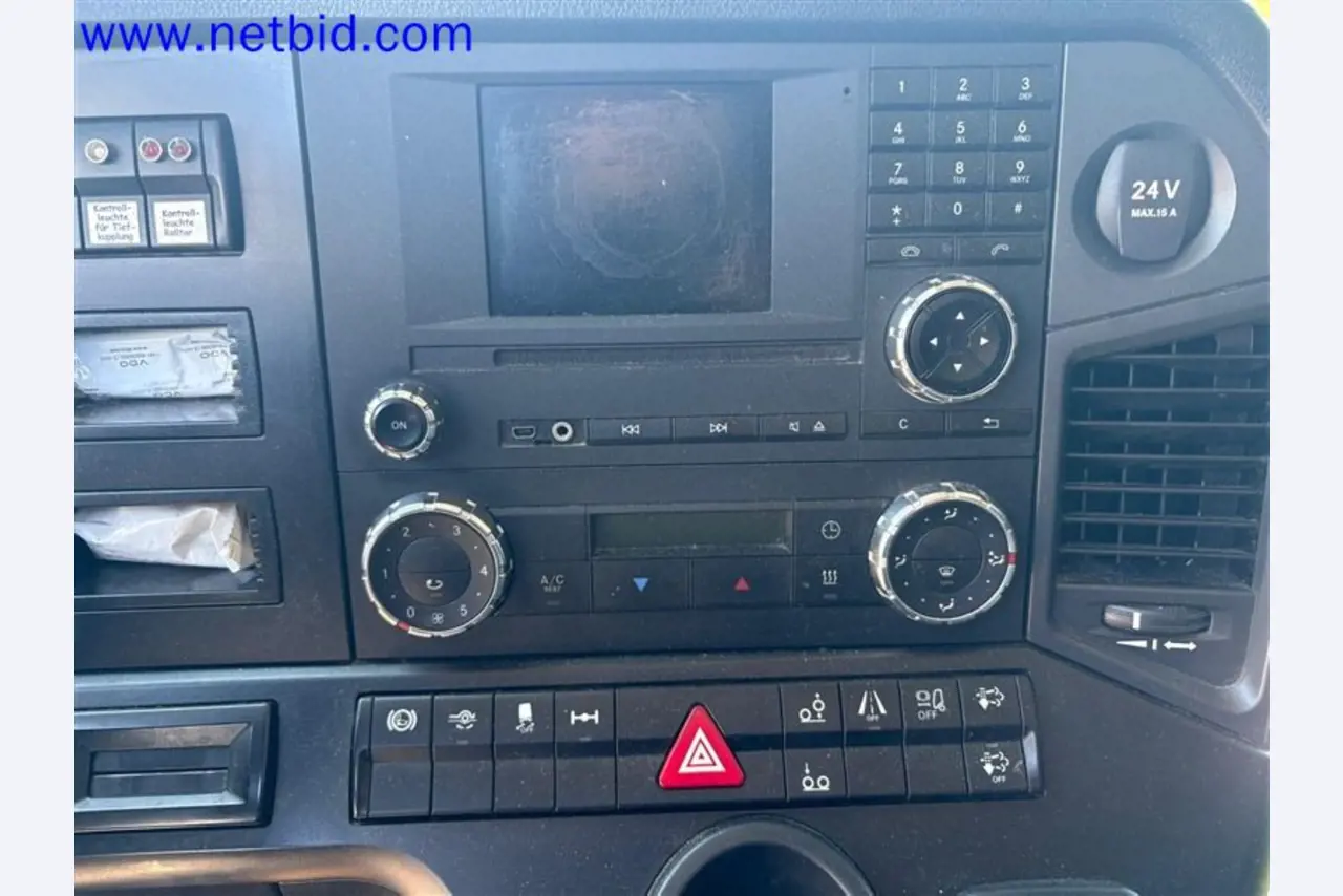 Camions, remorques tandem, voitures et équipement de bureau-4