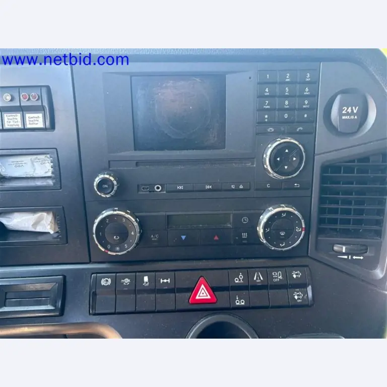 Camions, remorques tandem, voitures et équipement de bureau-4