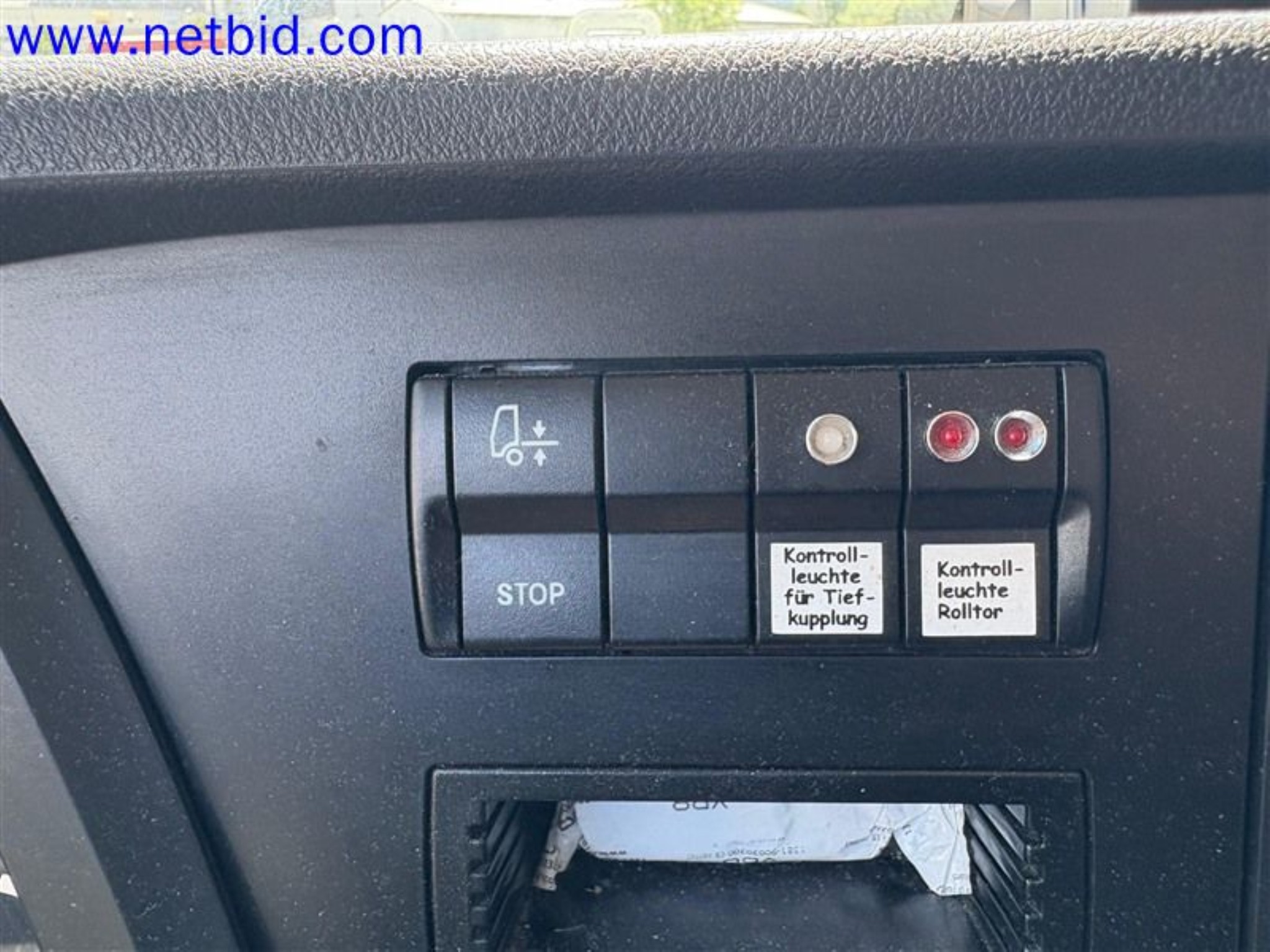 Ciężarówki, przyczepy tandemowe, samochody i sprzęt biurowy-5