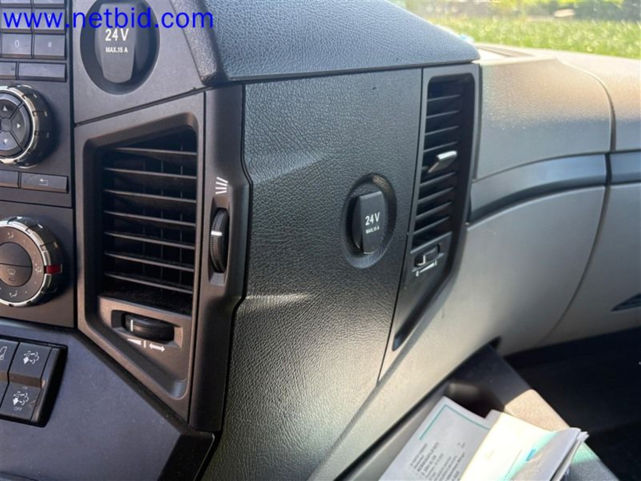 Ciężarówki, przyczepy tandemowe, samochody i sprzęt biurowy-6