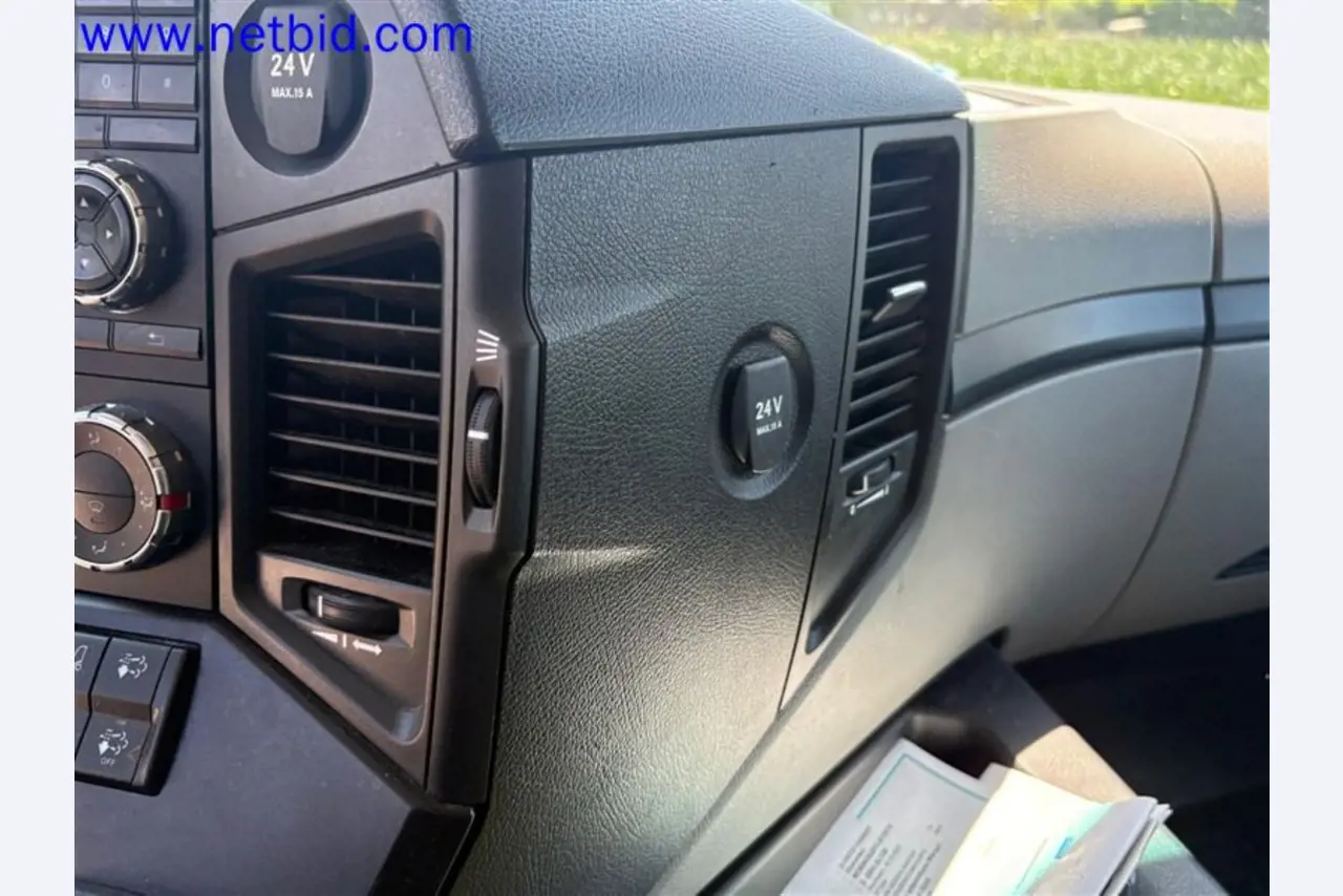 Camions, remorques tandem, voitures et équipement de bureau-6