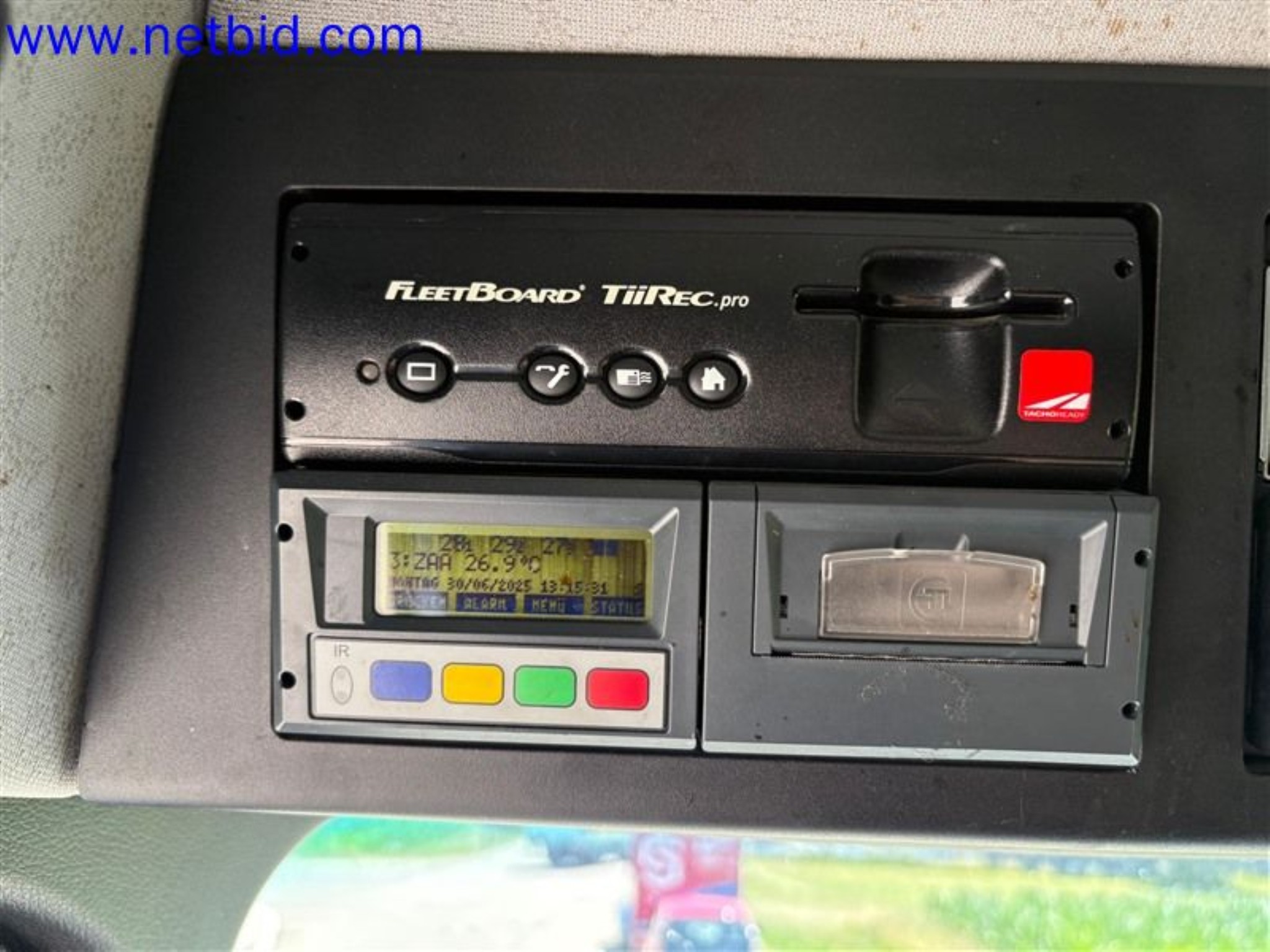 Ciężarówki, przyczepy tandemowe, samochody i sprzęt biurowy-7