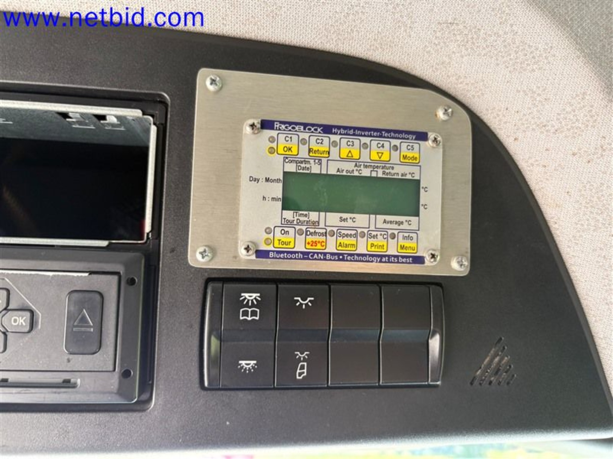 Ciężarówki, przyczepy tandemowe, samochody i sprzęt biurowy-8