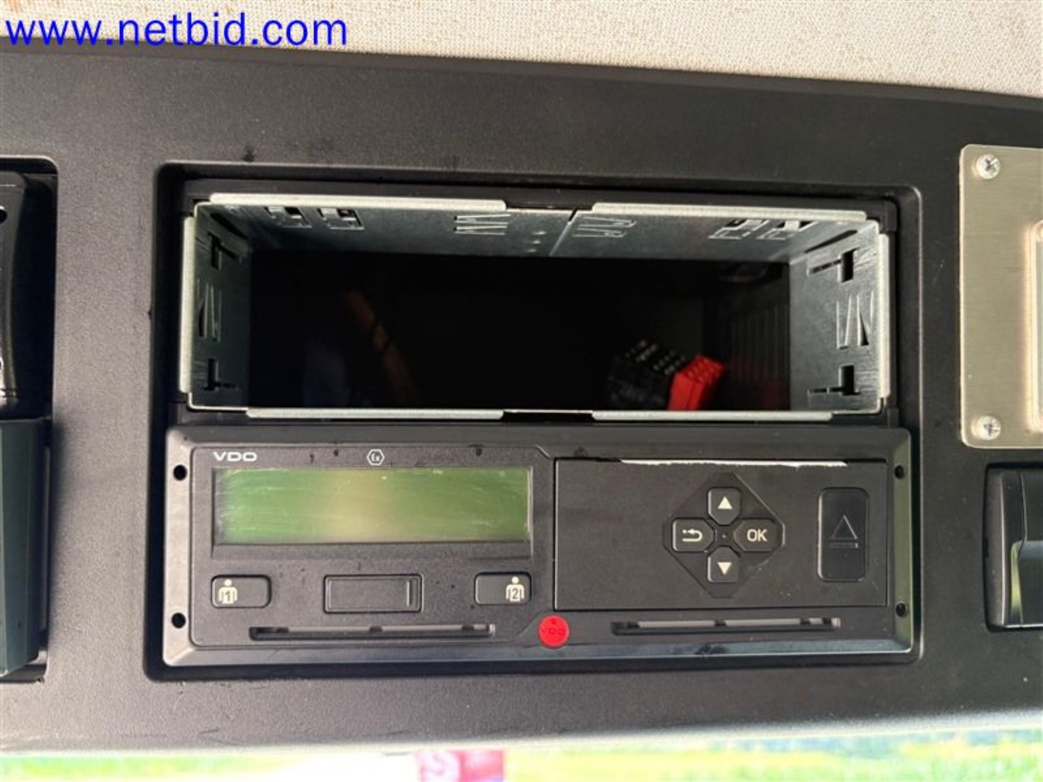 Ciężarówki, przyczepy tandemowe, samochody i sprzęt biurowy-9