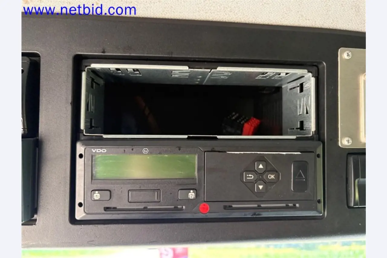 Camions, remorques tandem, voitures et équipement de bureau-9