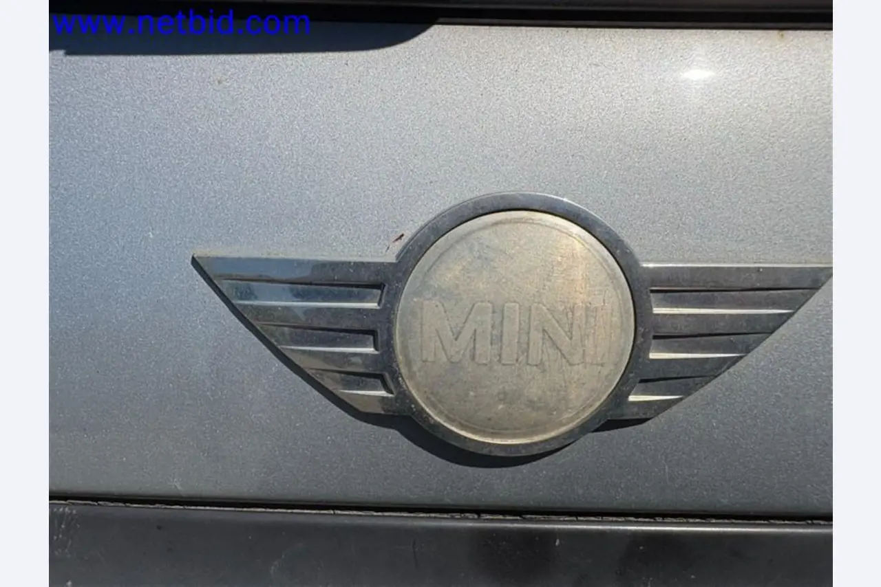 Ciężarówki, przyczepy tandemowe, samochody i sprzęt biurowy-10