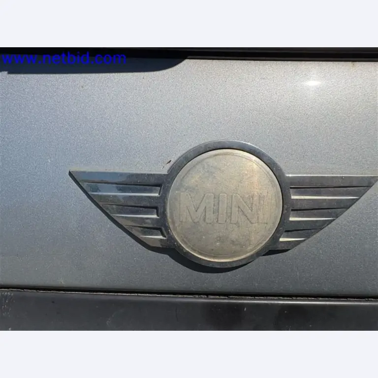 Ciężarówki, przyczepy tandemowe, samochody i sprzęt biurowy-10