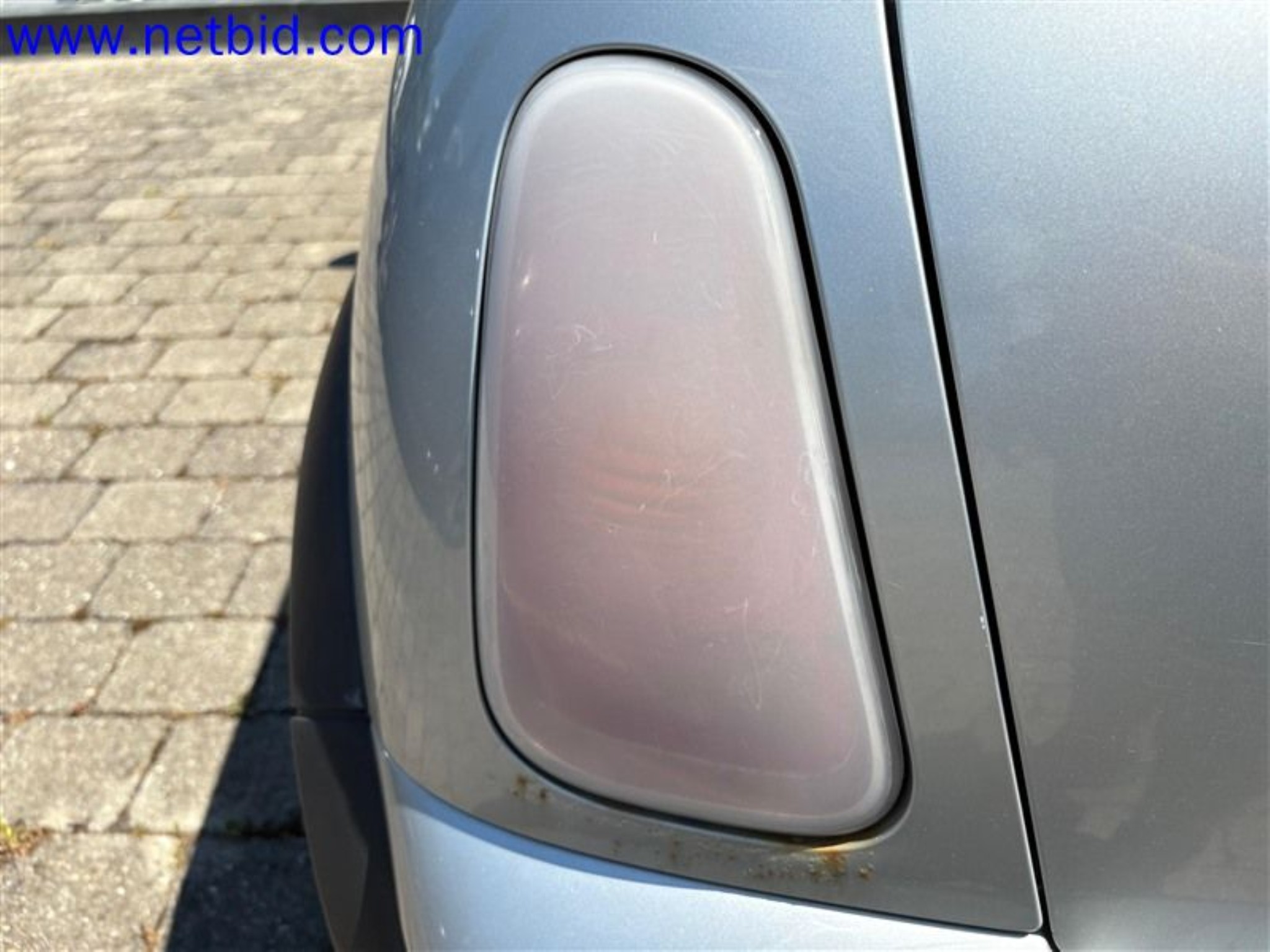 Ciężarówki, przyczepy tandemowe, samochody i sprzęt biurowy-11