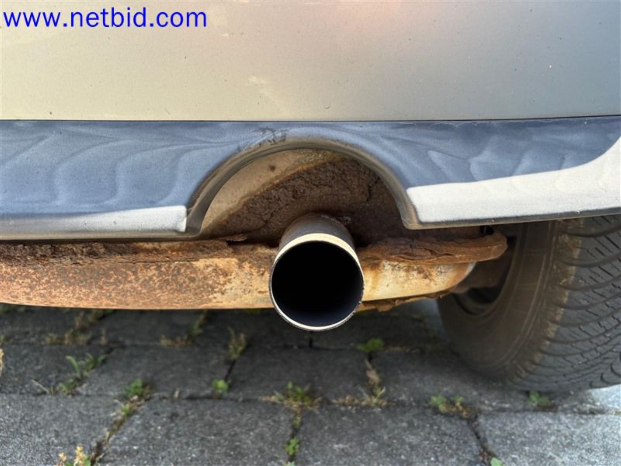 Ciężarówki, przyczepy tandemowe, samochody i sprzęt biurowy-12