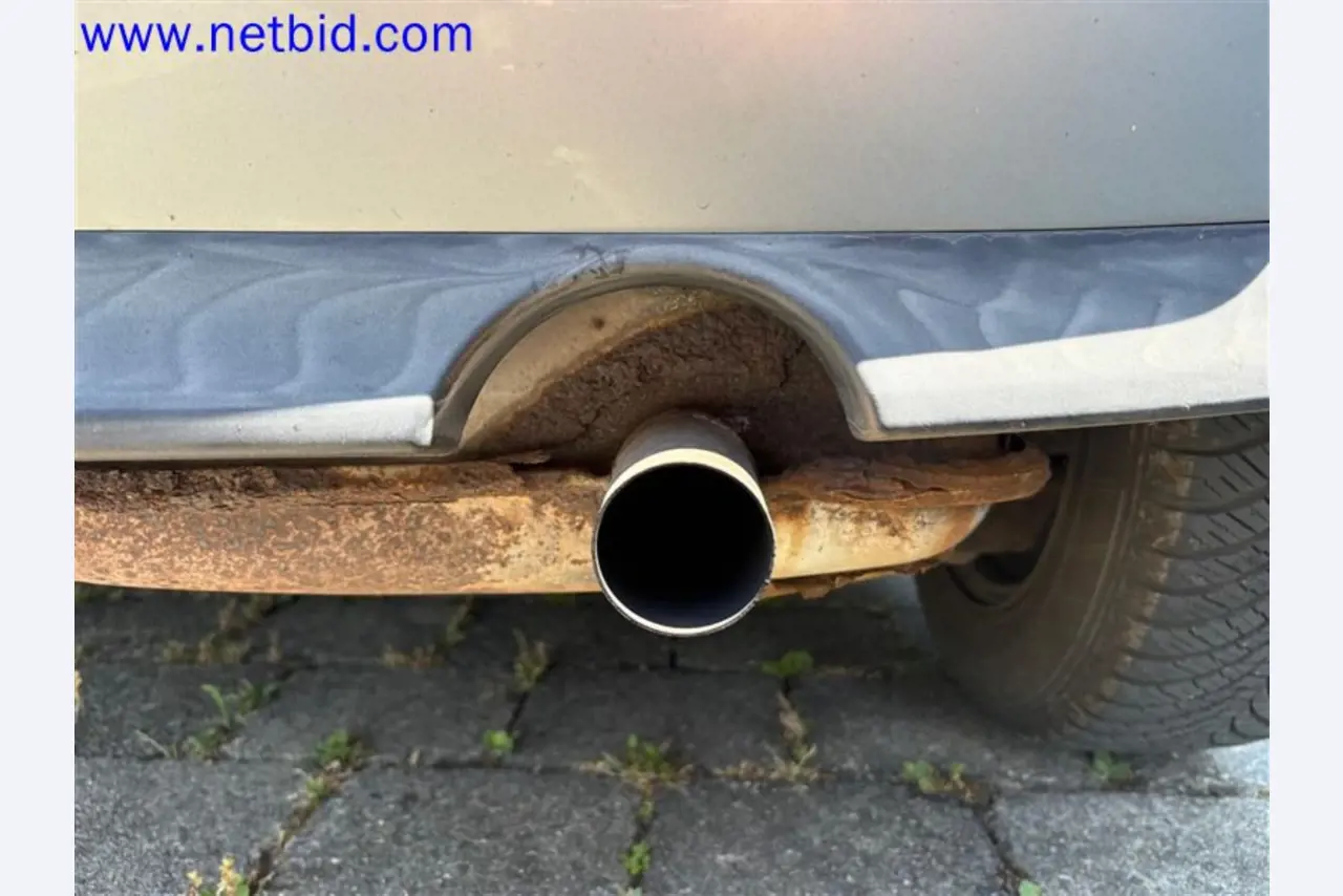 Ciężarówki, przyczepy tandemowe, samochody i sprzęt biurowy-12