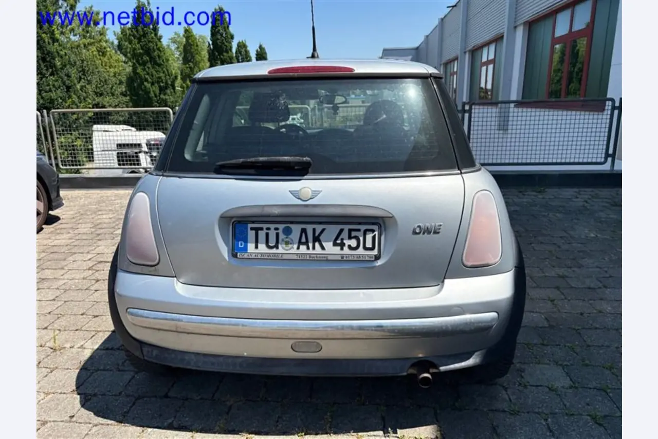 Ciężarówki, przyczepy tandemowe, samochody i sprzęt biurowy-13