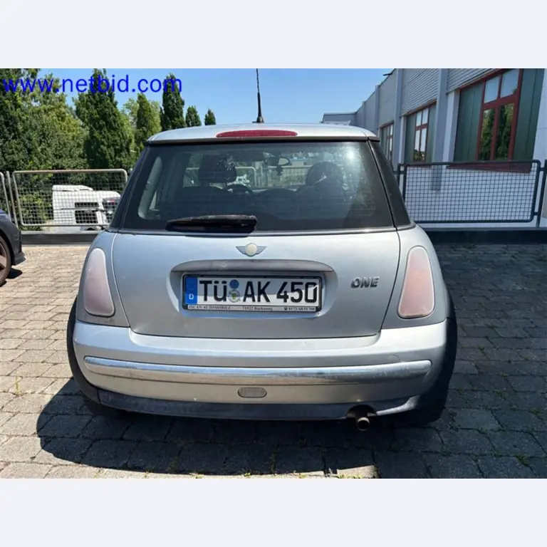 Ciężarówki, przyczepy tandemowe, samochody i sprzęt biurowy-13