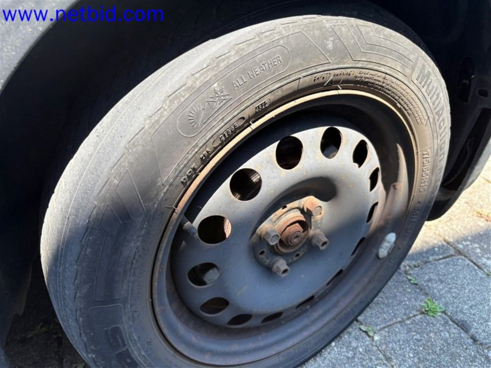 Ciężarówki, przyczepy tandemowe, samochody i sprzęt biurowy-17