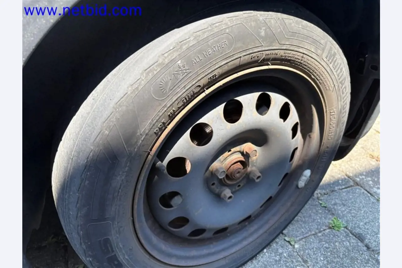 Ciężarówki, przyczepy tandemowe, samochody i sprzęt biurowy-17