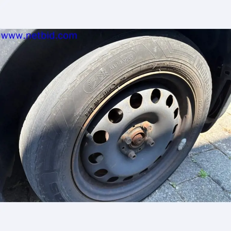 Ciężarówki, przyczepy tandemowe, samochody i sprzęt biurowy-17