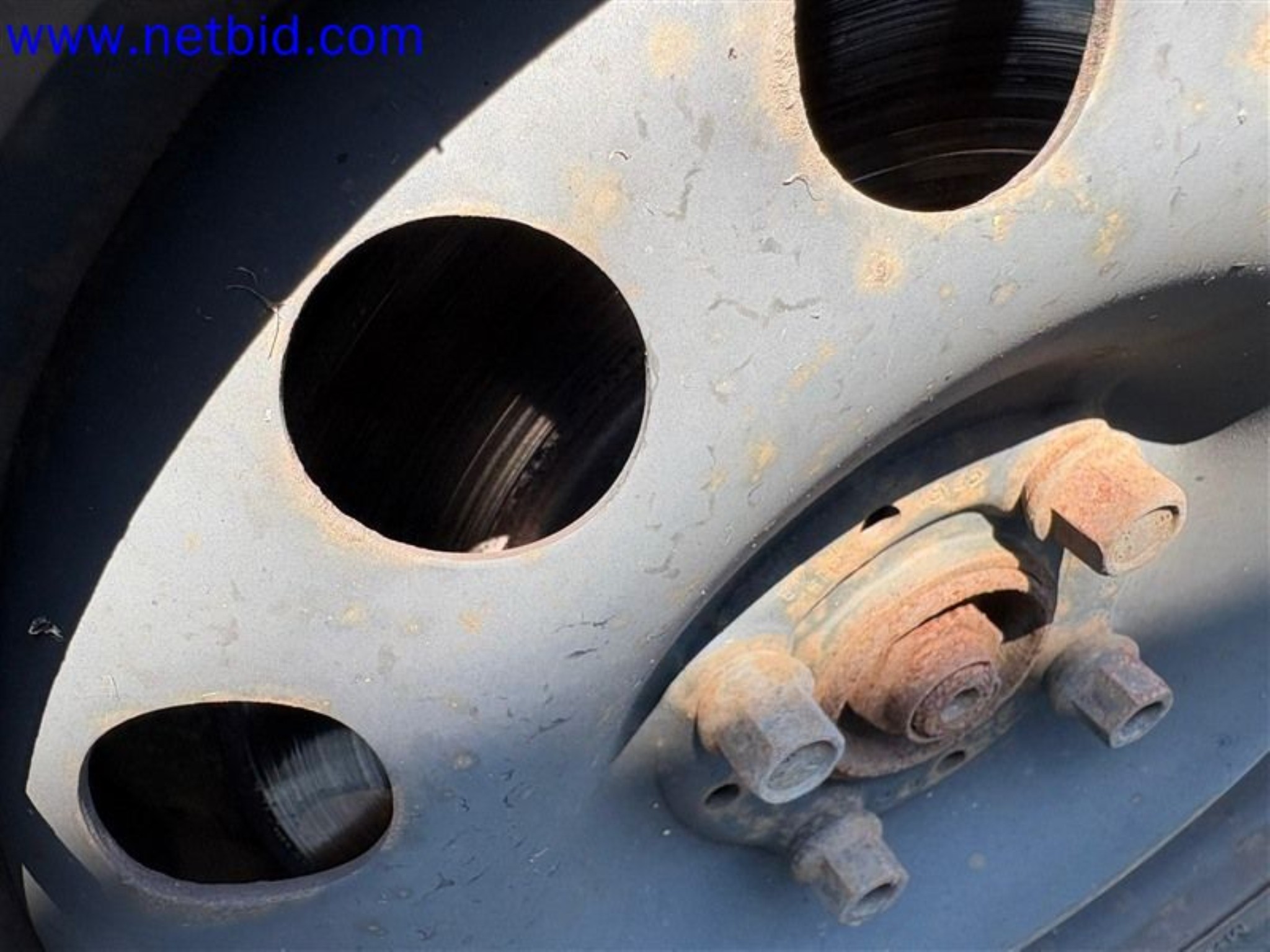 Ciężarówki, przyczepy tandemowe, samochody i sprzęt biurowy-18