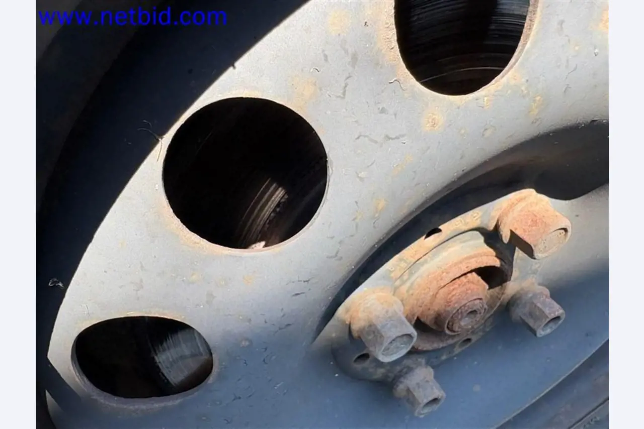 Ciężarówki, przyczepy tandemowe, samochody i sprzęt biurowy-18