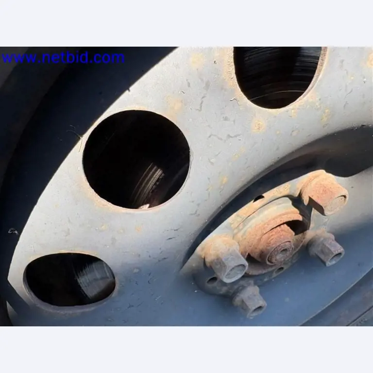 Ciężarówki, przyczepy tandemowe, samochody i sprzęt biurowy-18