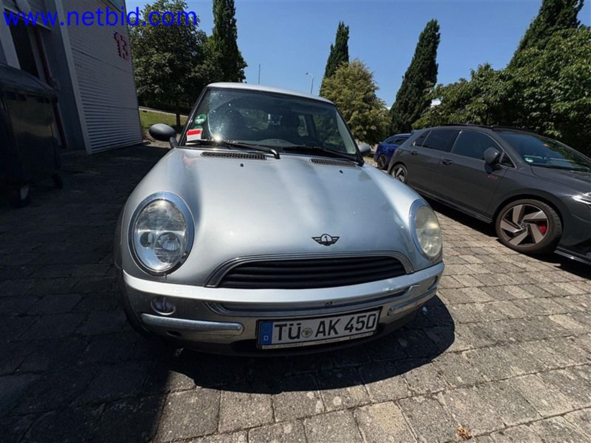 Ciężarówki, przyczepy tandemowe, samochody i sprzęt biurowy-1