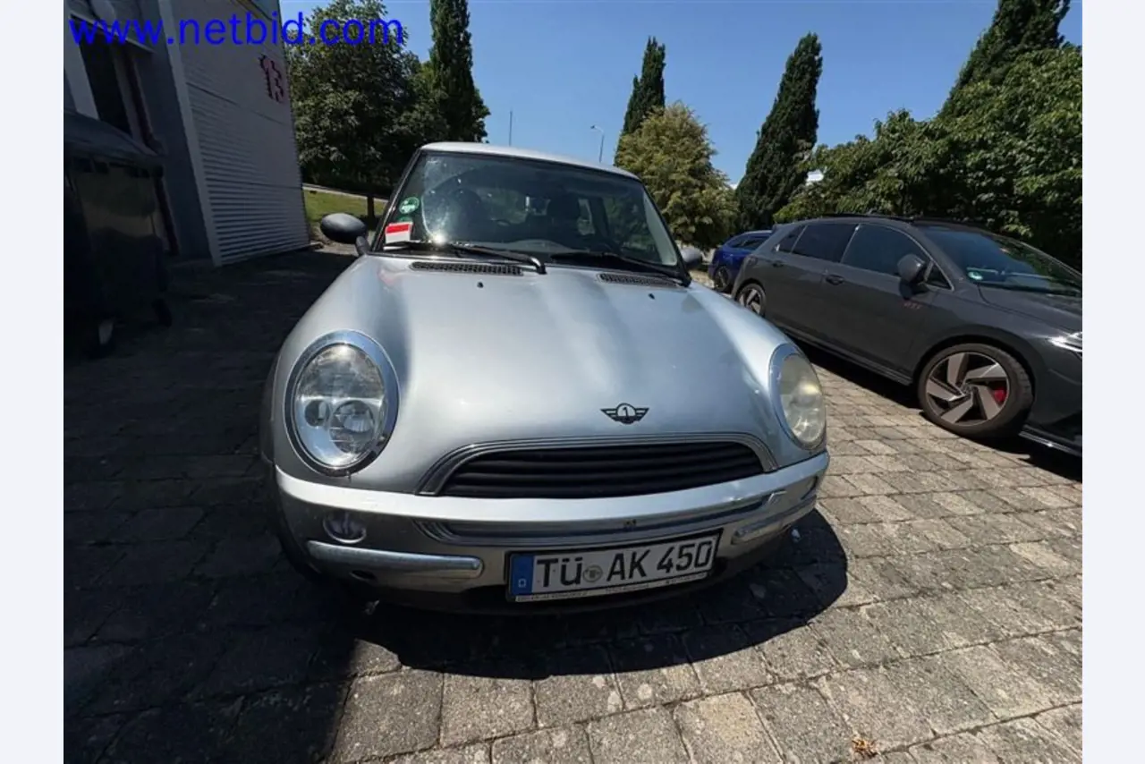 Ciężarówki, przyczepy tandemowe, samochody i sprzęt biurowy-1