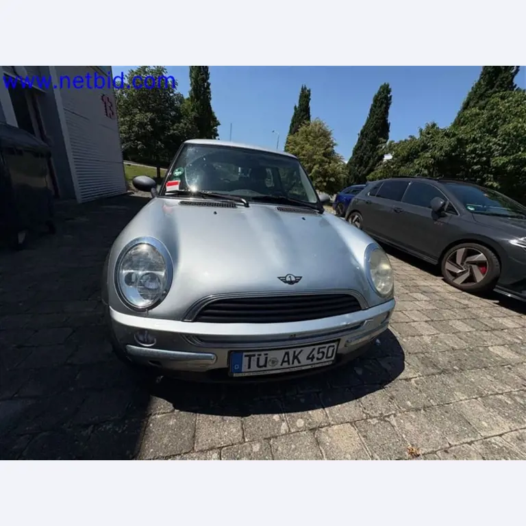 Ciężarówki, przyczepy tandemowe, samochody i sprzęt biurowy-1