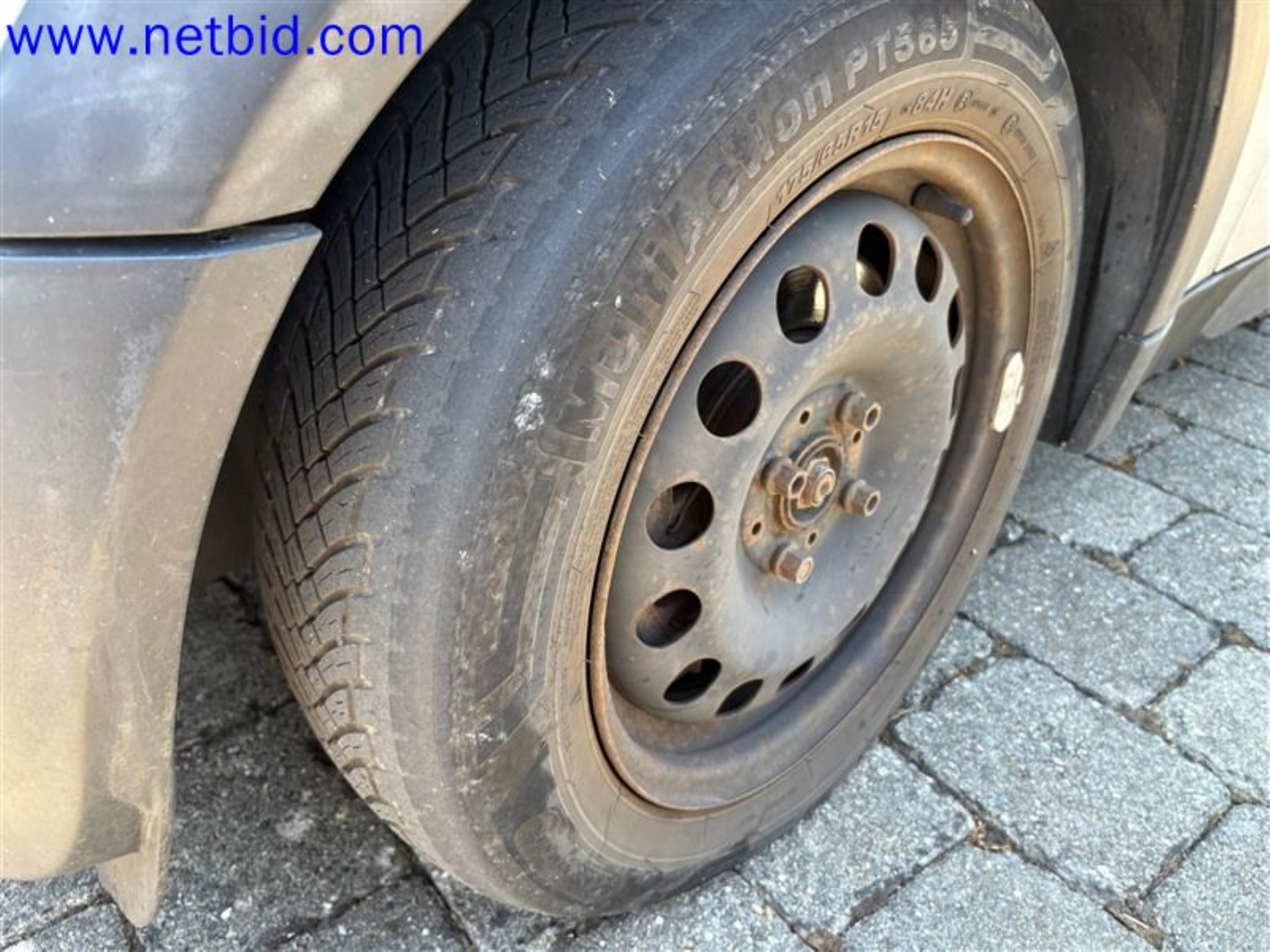 Ciężarówki, przyczepy tandemowe, samochody i sprzęt biurowy-23