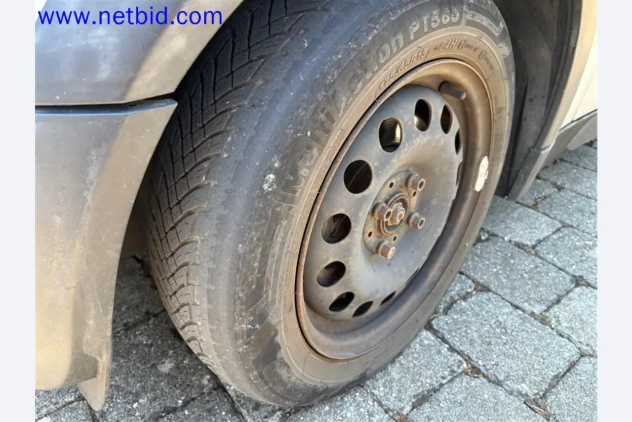 Ciężarówki, przyczepy tandemowe, samochody i sprzęt biurowy-23