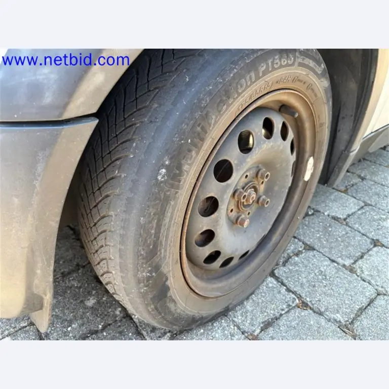 Ciężarówki, przyczepy tandemowe, samochody i sprzęt biurowy-23