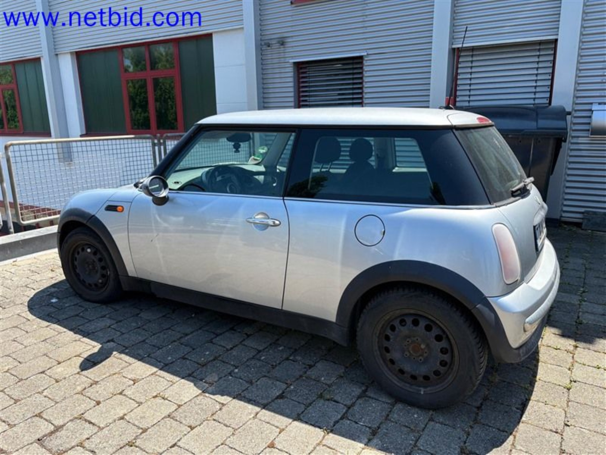 Ciężarówki, przyczepy tandemowe, samochody i sprzęt biurowy-24