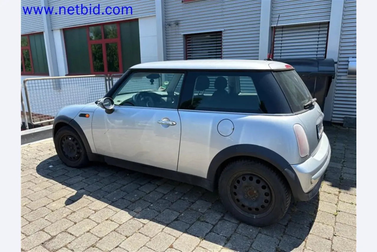 Ciężarówki, przyczepy tandemowe, samochody i sprzęt biurowy-24