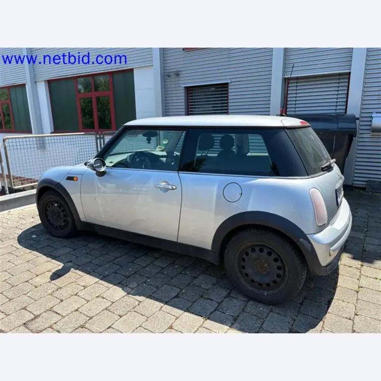 Ciężarówki, przyczepy tandemowe, samochody i sprzęt biurowy-24