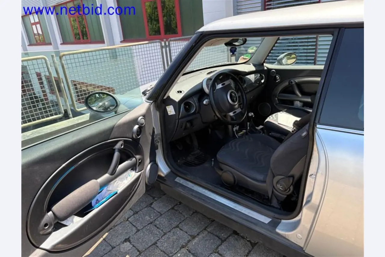 Ciężarówki, przyczepy tandemowe, samochody i sprzęt biurowy-27