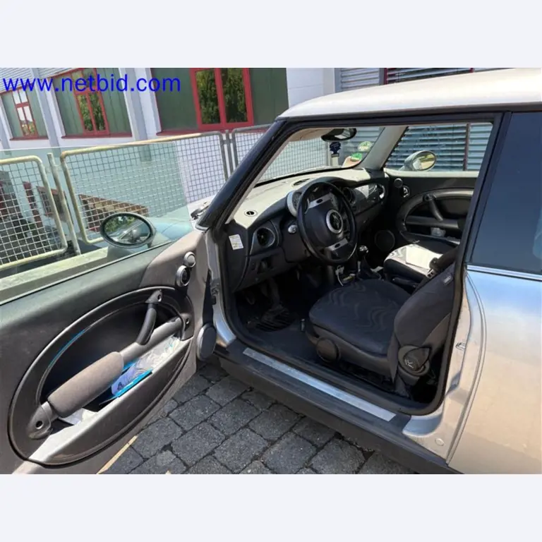 Ciężarówki, przyczepy tandemowe, samochody i sprzęt biurowy-27