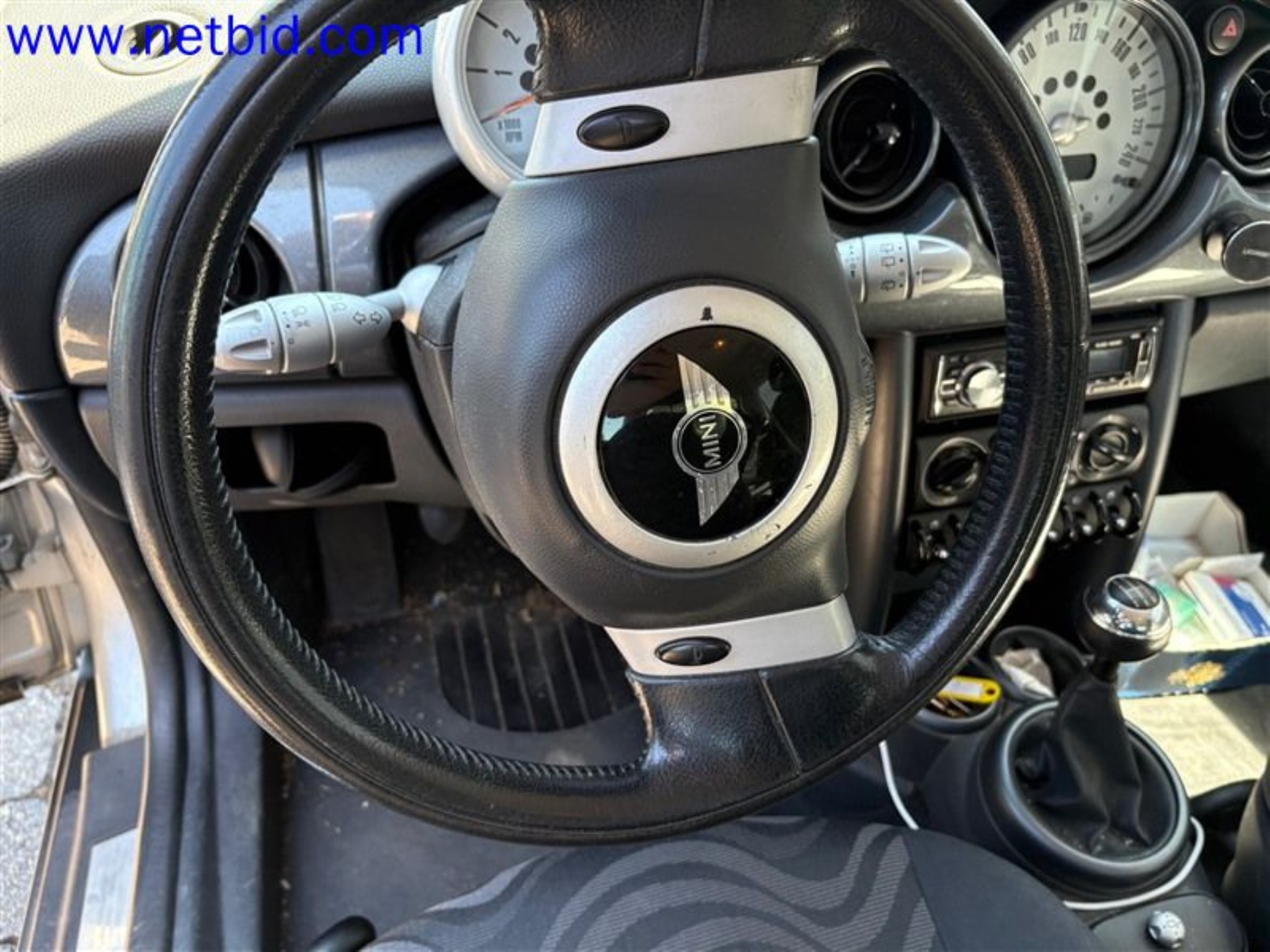 Ciężarówki, przyczepy tandemowe, samochody i sprzęt biurowy-28