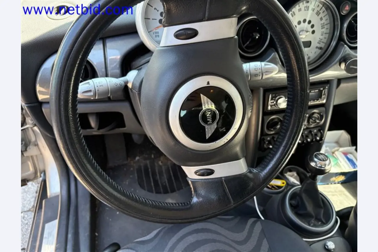 Ciężarówki, przyczepy tandemowe, samochody i sprzęt biurowy-28