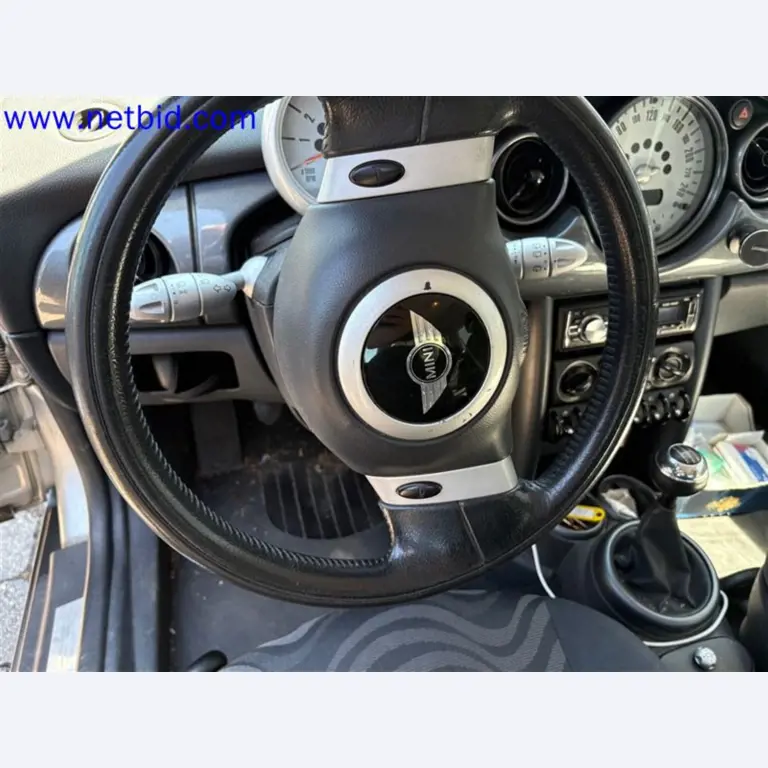 Ciężarówki, przyczepy tandemowe, samochody i sprzęt biurowy-28