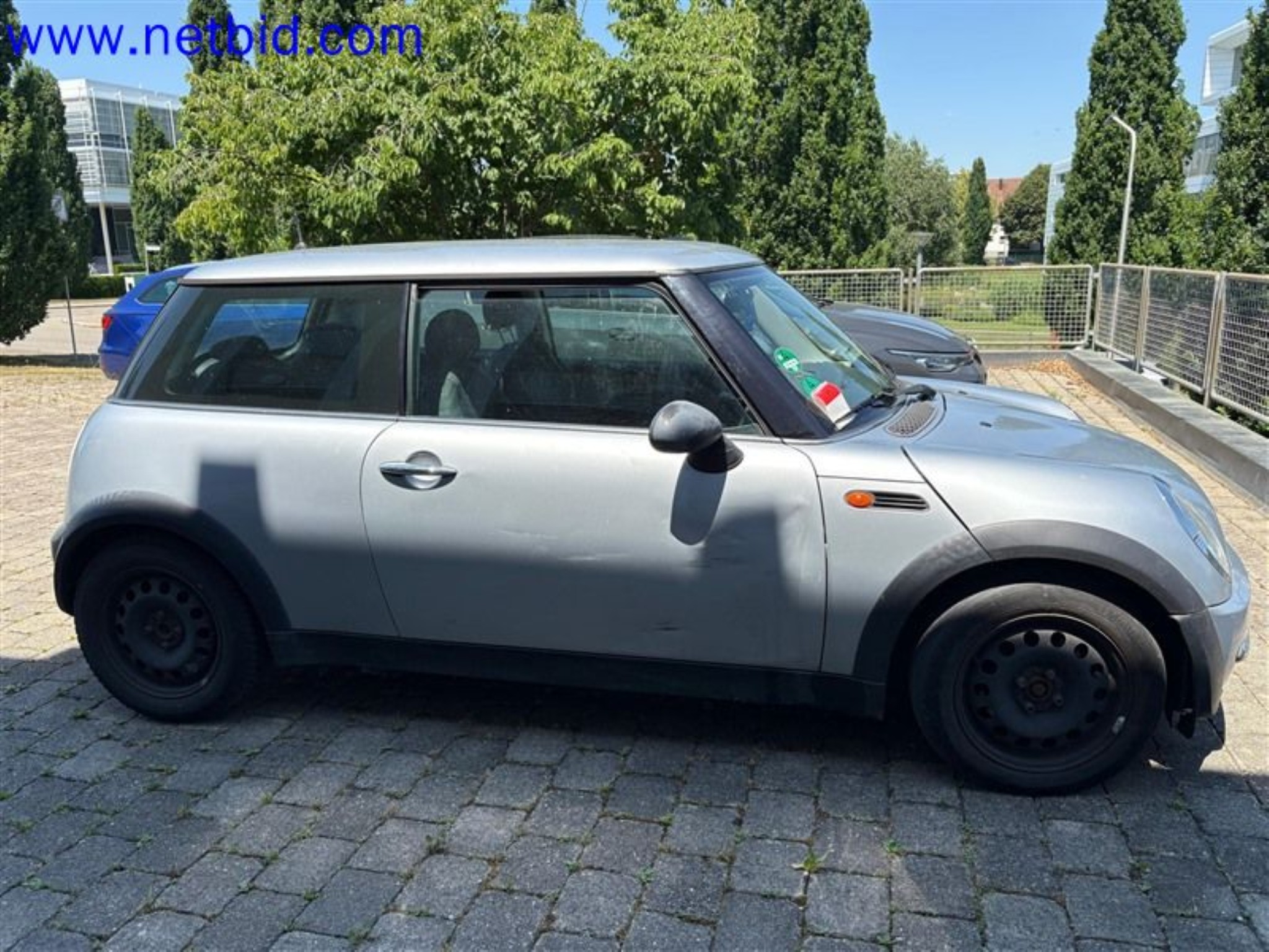 Ciężarówki, przyczepy tandemowe, samochody i sprzęt biurowy-2