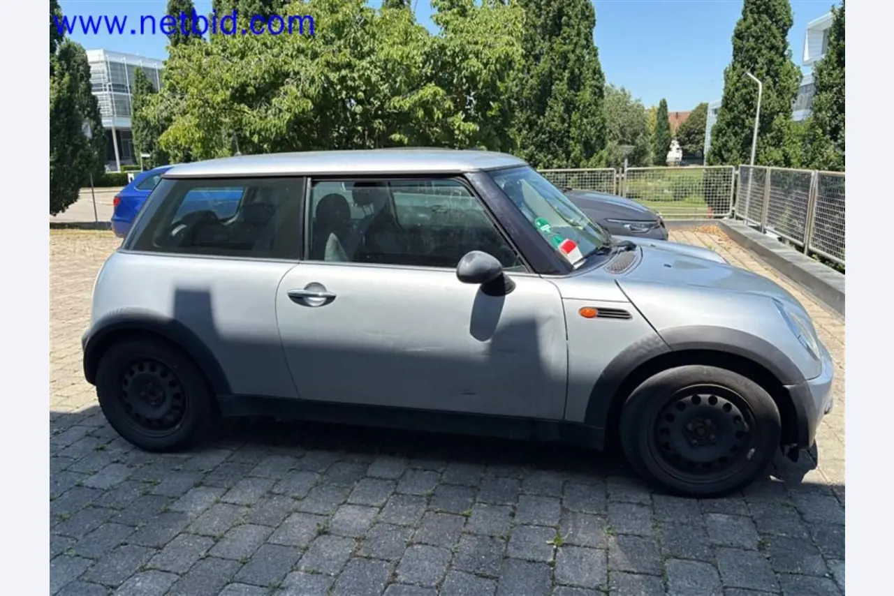 Ciężarówki, przyczepy tandemowe, samochody i sprzęt biurowy-2