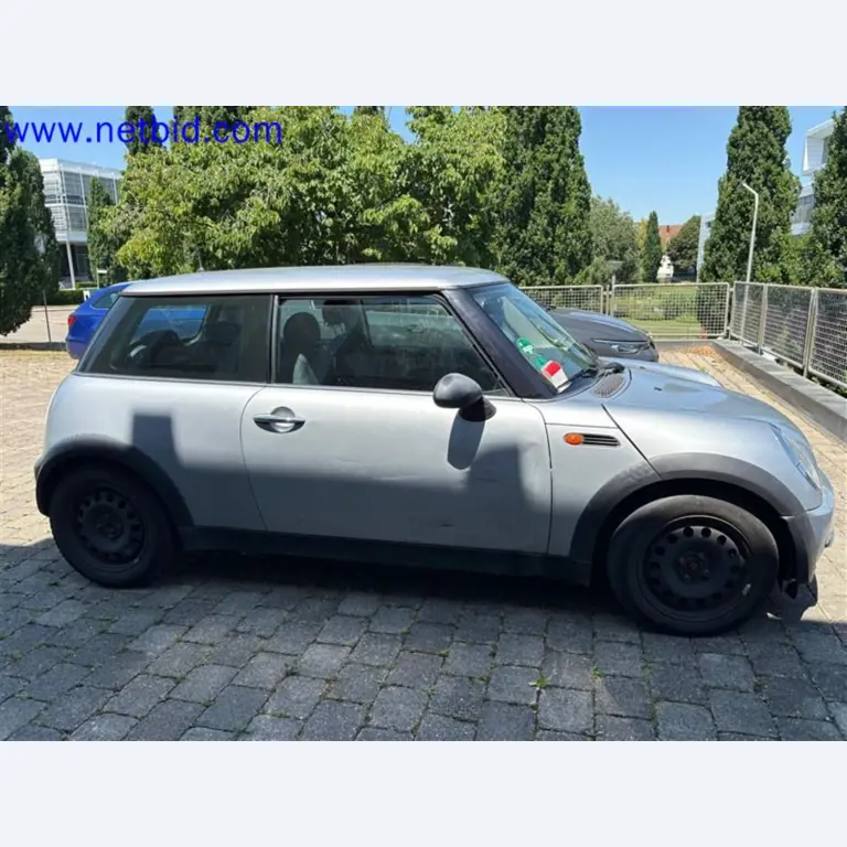 Ciężarówki, przyczepy tandemowe, samochody i sprzęt biurowy-2