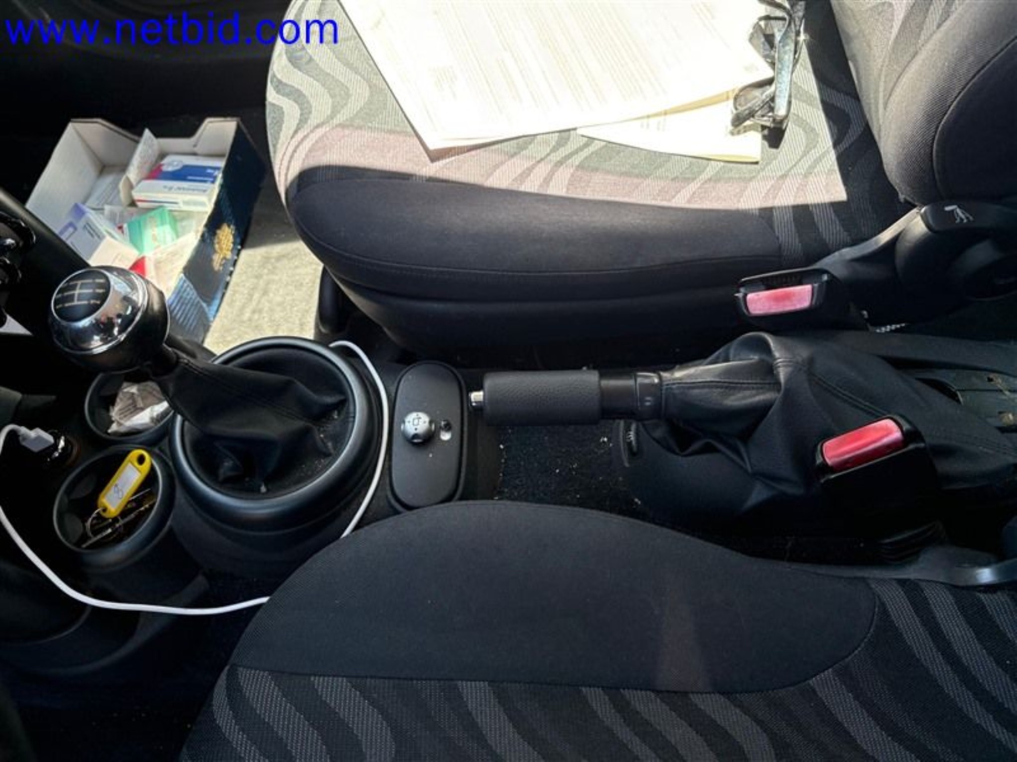 Ciężarówki, przyczepy tandemowe, samochody i sprzęt biurowy-31