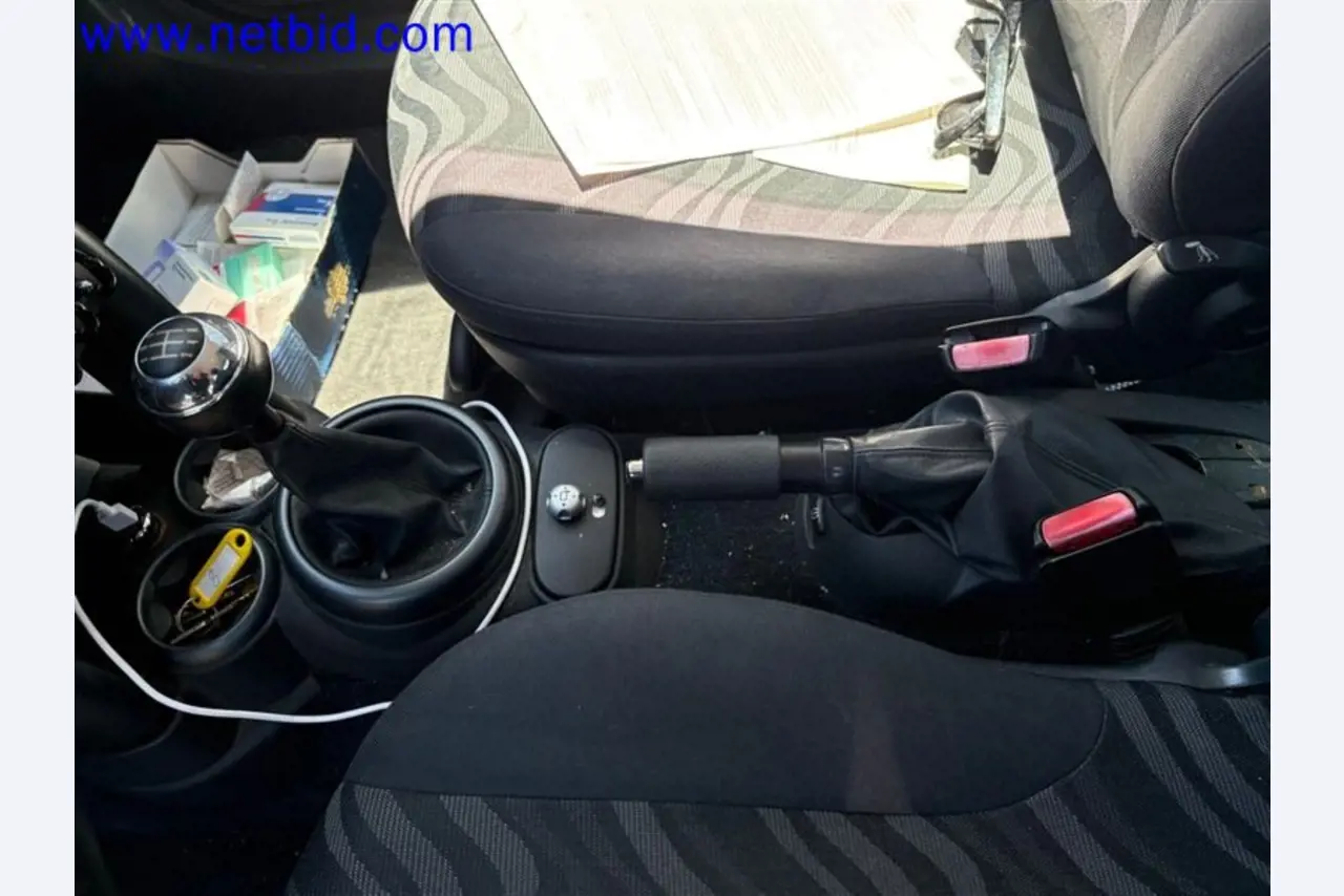 Ciężarówki, przyczepy tandemowe, samochody i sprzęt biurowy-31