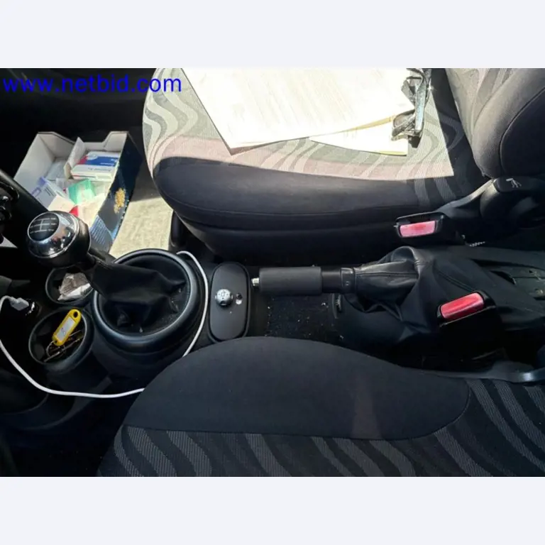 Ciężarówki, przyczepy tandemowe, samochody i sprzęt biurowy-31