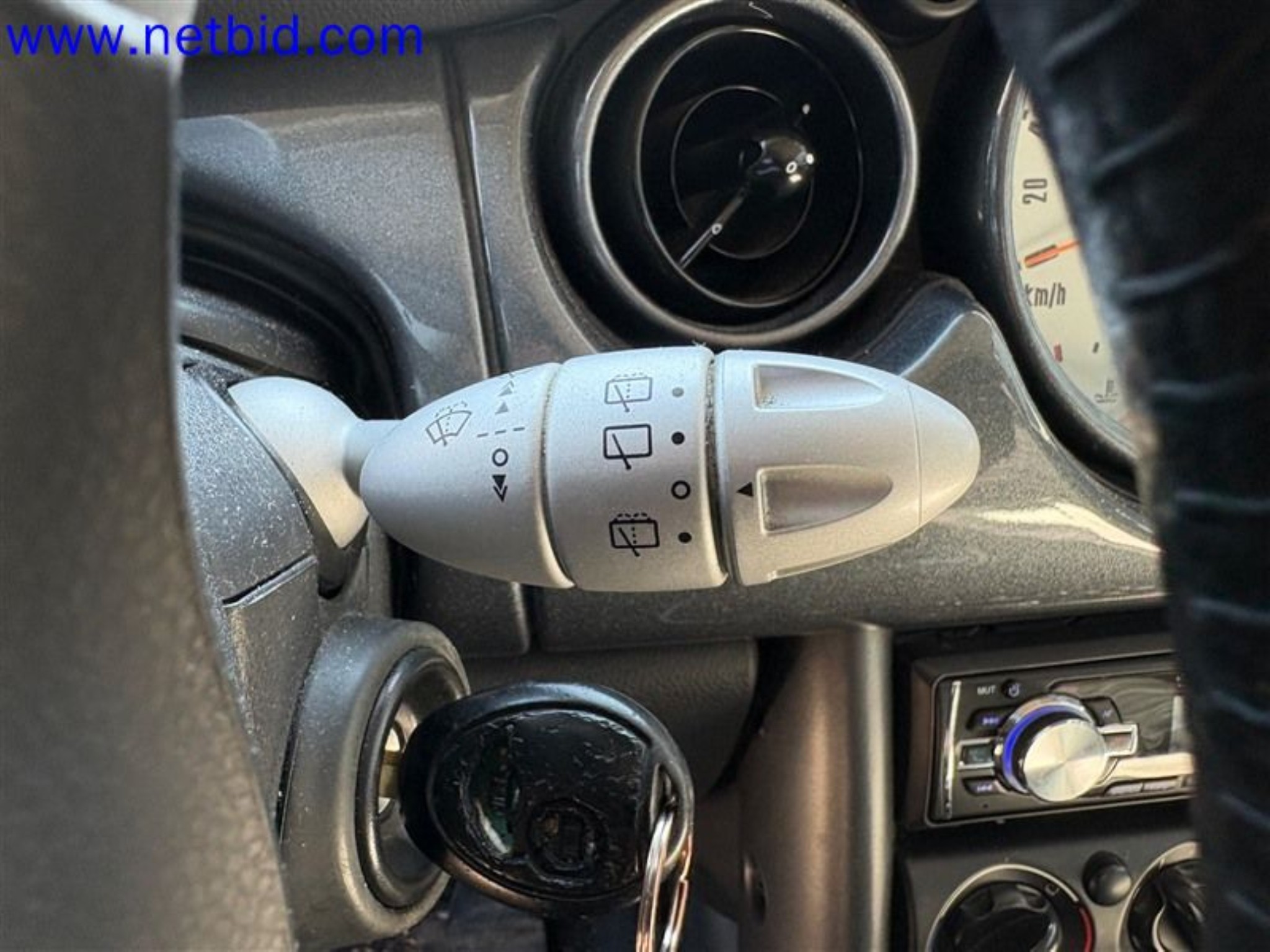 Ciężarówki, przyczepy tandemowe, samochody i sprzęt biurowy-3