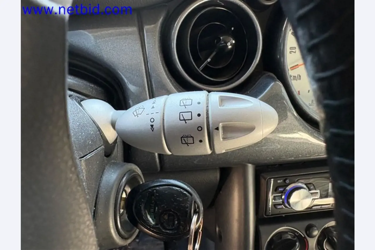 Ciężarówki, przyczepy tandemowe, samochody i sprzęt biurowy-3