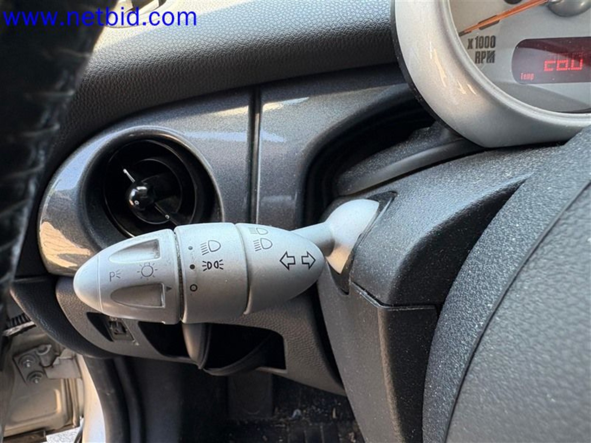 Ciężarówki, przyczepy tandemowe, samochody i sprzęt biurowy-4